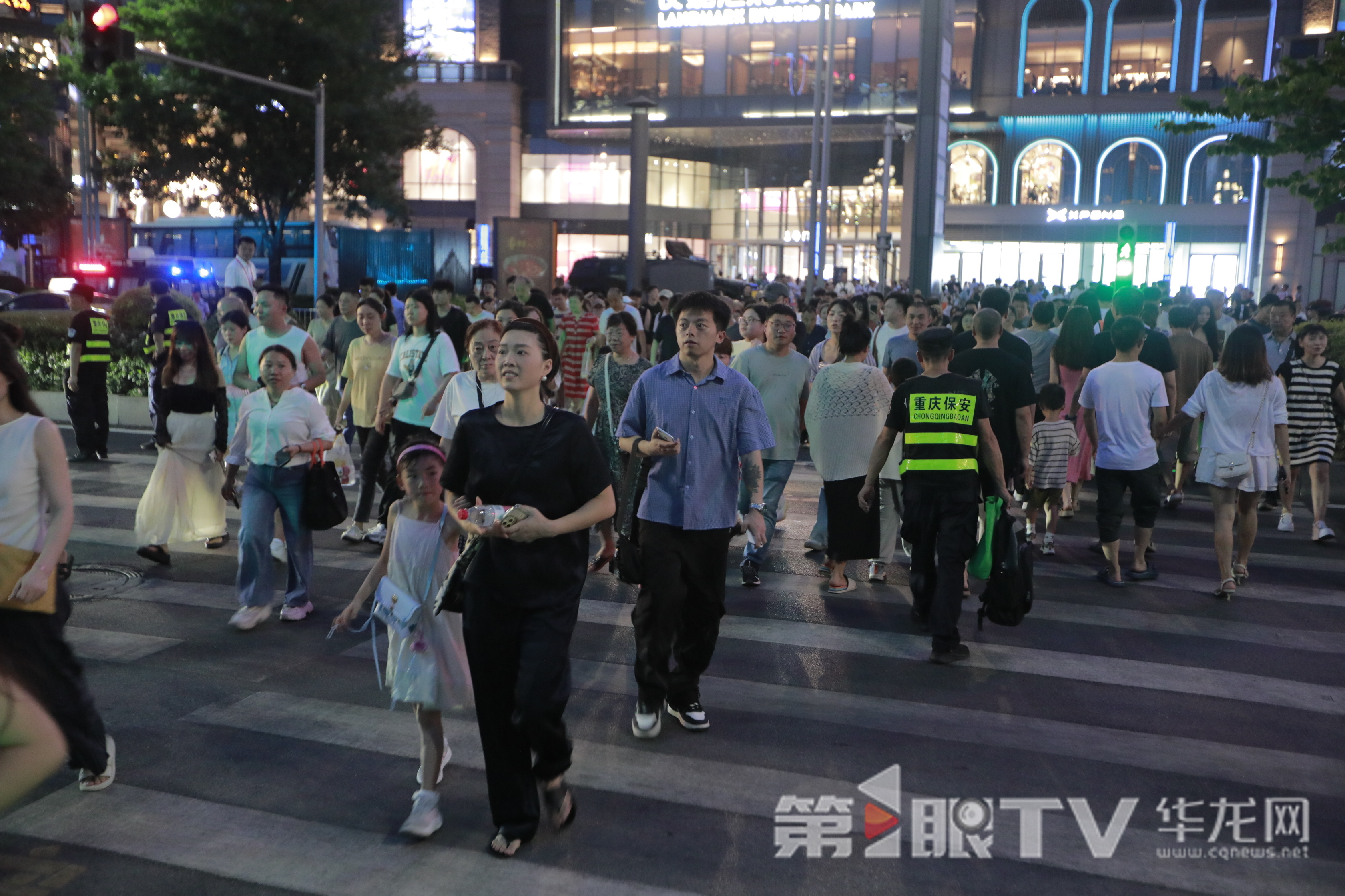 前往南滨路观看无人机表演的人群。第1眼TV-华龙网记者 陈洋 摄