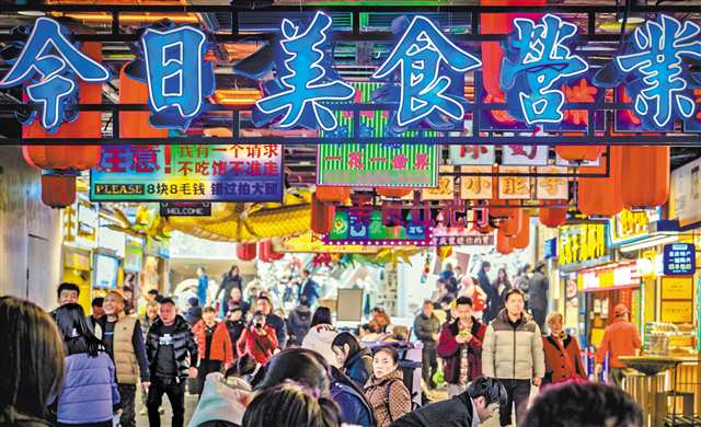 12月27日，观音桥商圈，逛新港城美食街的市民络绎不绝。随着我市各大商圈规模与品质的不断提升，岁末年初，重庆消费市场呈现红火迎新景象。记者 张锦辉 摄/视觉重庆