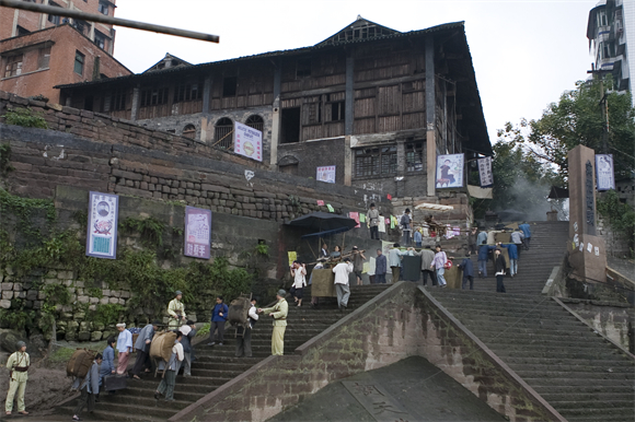 白沙影视基地老重庆码头场景影视剧拍摄现场。江津区委宣传部供图